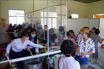 Nữ công Công ty Điện lực Phú Yên: Chia sẻ 300 suất cơm, cháo tại bệnh viện Sản nhi Phú Yên