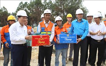 Chủ tịch Tổng Liên đoàn Lao động Việt Nam kiểm tra tiến độ, động viên người lao động tham gia Công trình thi đua "5 nhất"